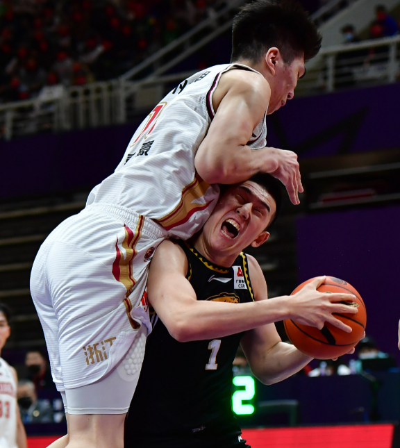 又见绝平！上海申花与广东男篮鏖战至终场，塔图姆读秒救主(灌篮高手中文版字幕)